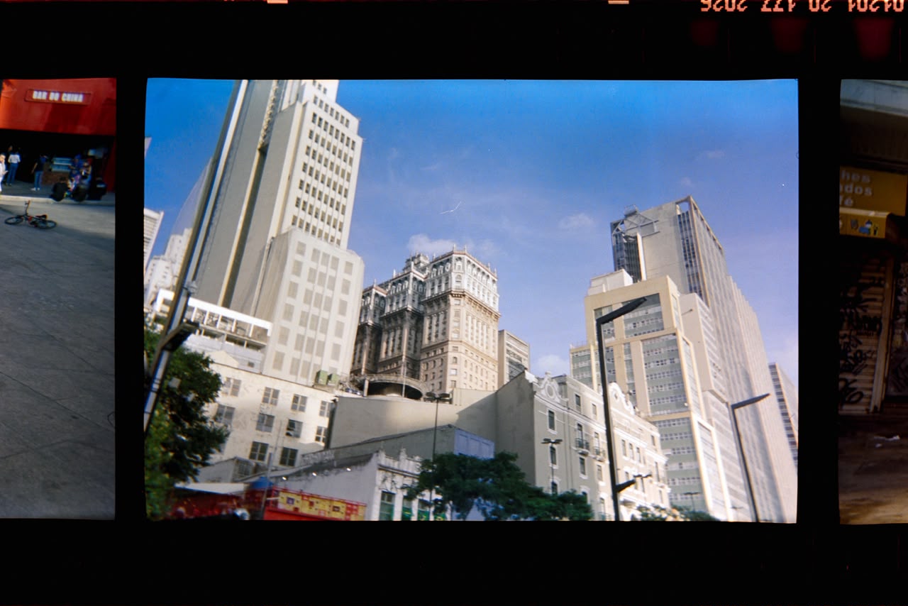 Prédios do centro de São Paulo vistos de baixo, céu azul