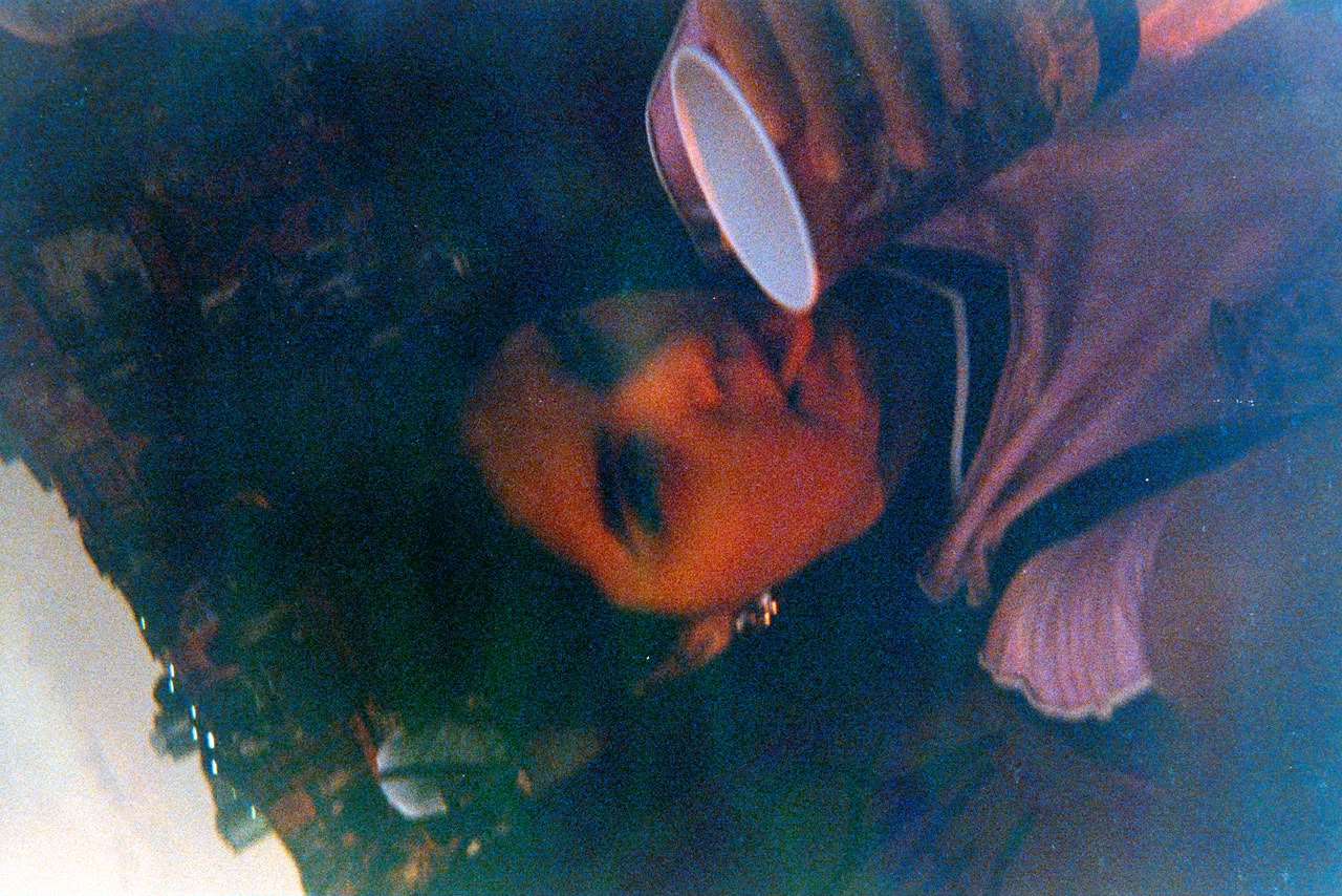 Retrato de um rapaz sorrindo em um sofá laranja