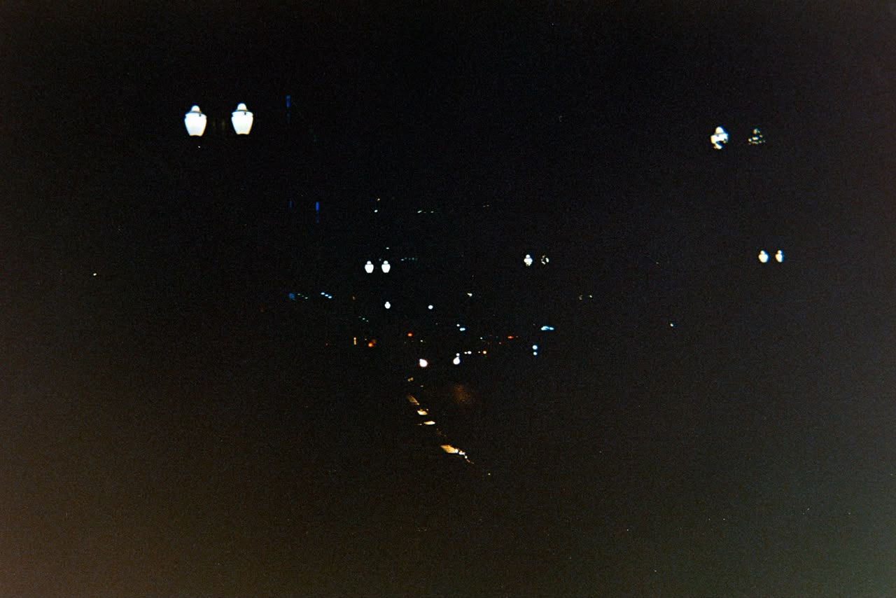 Postes de luz à noite, imagem escura e granulada